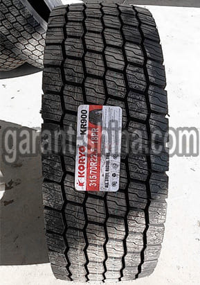 Koryo KR900 (приводная) 315/70 R22.5 151/148L 18PR - Фото протектора с этикеткой